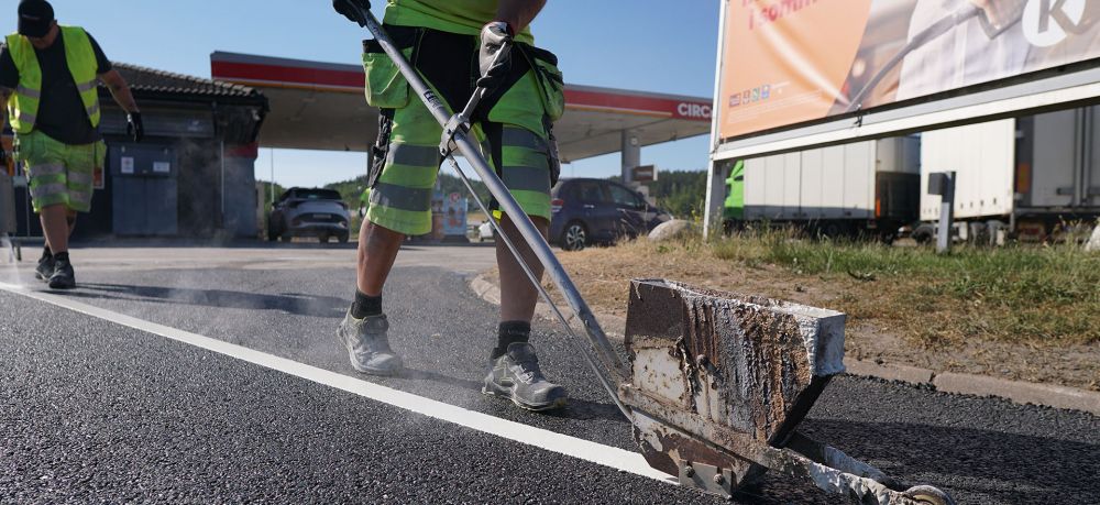 Linjemålning till parkering: Tydliga och säkra parkeringsytor genom att måla parkeringslinjer